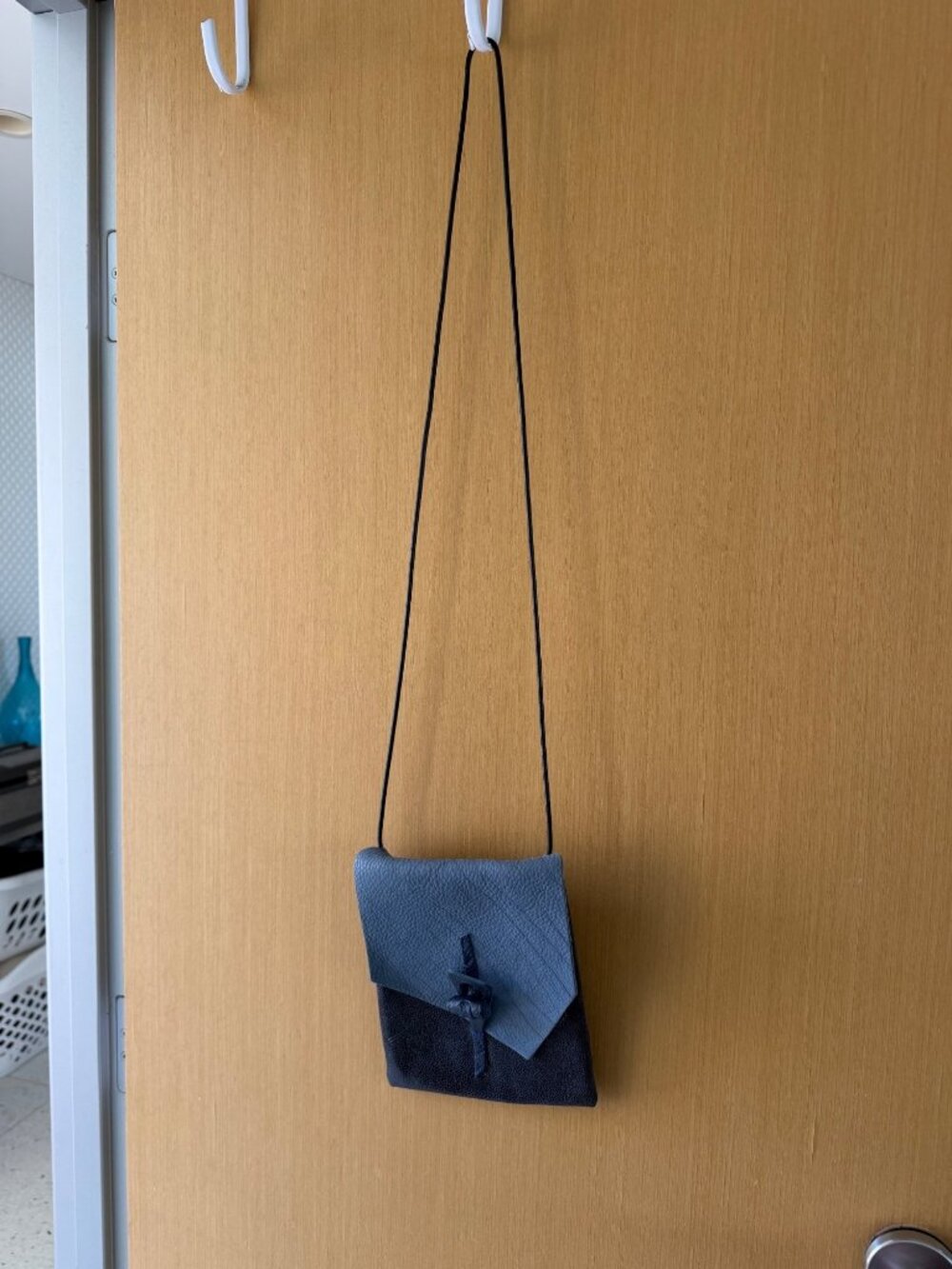 Handcrafted Two Toned Stingray Leather Artisanal Crossbody Bag Blue Casual - Picture 3 of 13